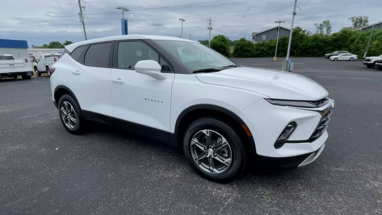 Used 2025 Chevrolet Blazer LT FWD image 2