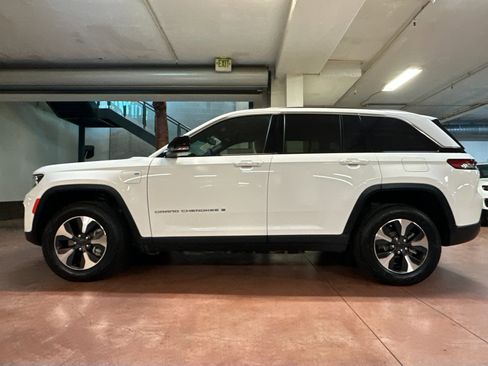 Used 2022 Jeep Grand Cherokee Limited 4xe image 2