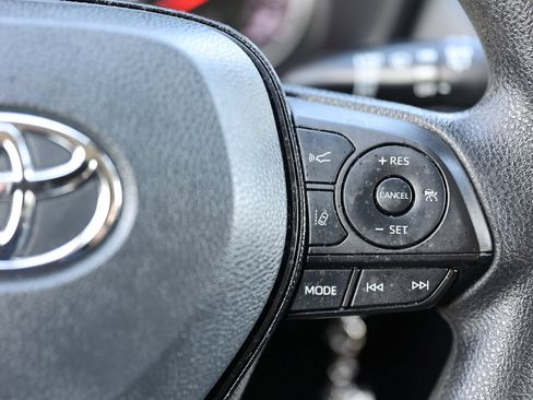 Used 2021 Toyota RAV4 LE AWD/4WD image 38