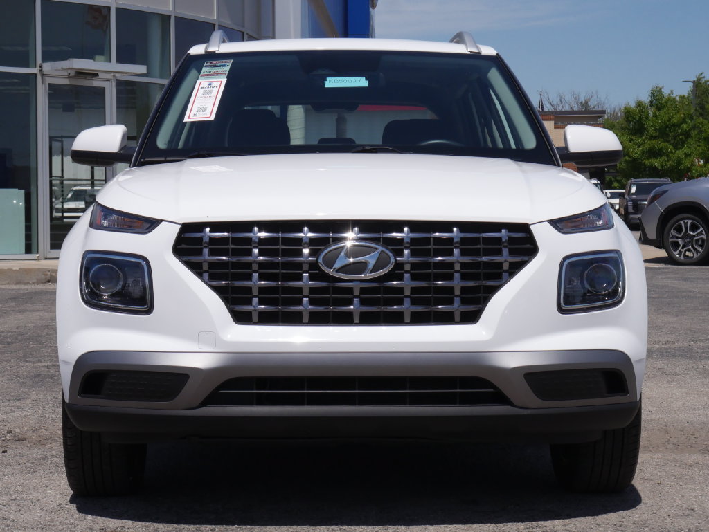 Used 2025 Hyundai Venue SEL FWD image 4