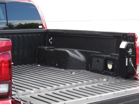 Certified 2019 Toyota Tacoma TRD Sport w/ Technology Package AWD/4WD image 9