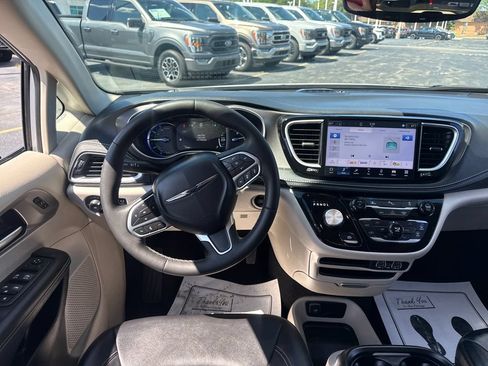Used 2024 Chrysler Pacifica Limited FWD image 25
