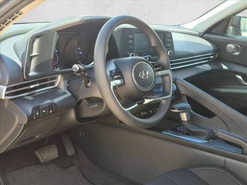 Used 2023 Hyundai Elantra SEL FWD image 2