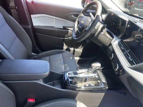 Used 2025 Chevrolet Trax LT FWD image 17