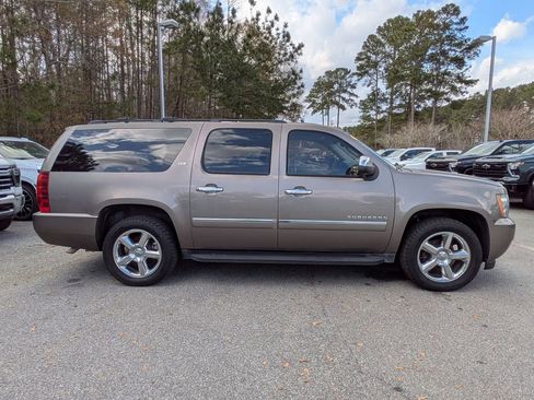 Used 2014 Chevrolet Suburban LTZ image 3