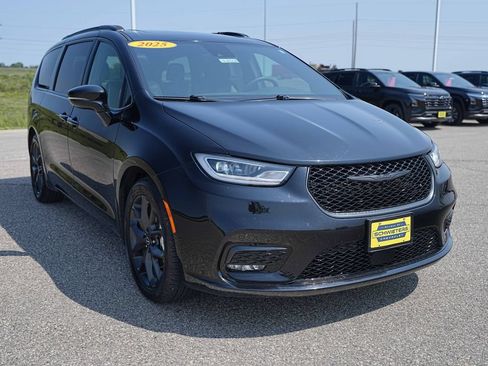 Used 2025 Chrysler Pacifica Limited FWD image 4
