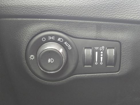Used 2017 Jeep Compass Latitude w/ Popular Equipment Group FWD image 19