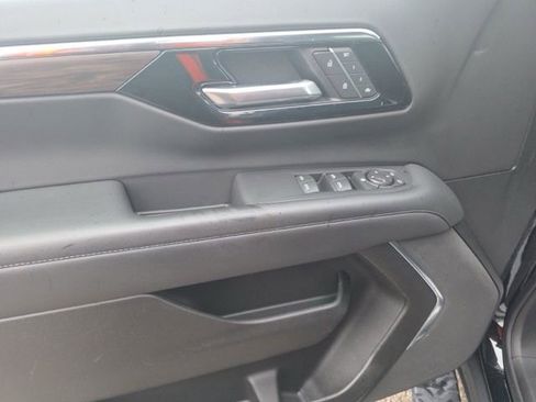 Used 2025 Chevrolet Suburban Z71 AWD/4WD image 14