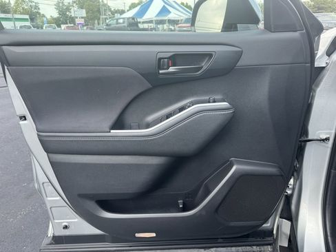 Used 2024 Toyota Highlander LE image 2