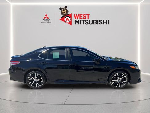 Used 2019 Toyota Camry SE FWD image 6