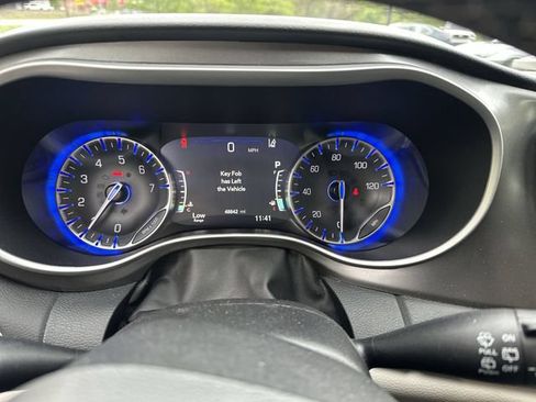 Used 2024 Chrysler Pacifica Touring-L FWD image 12