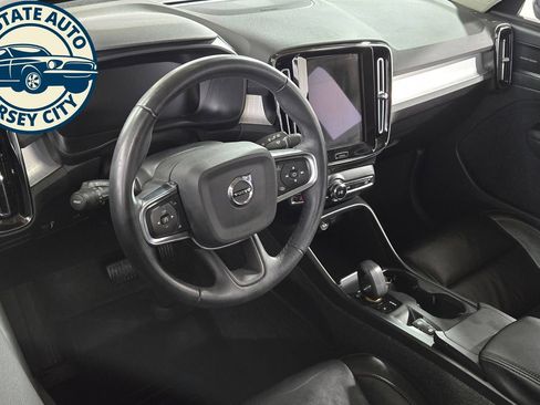 Used 2022 Volvo XC40 T5 Momentum w/ Premium Package AWD/4WD image 11