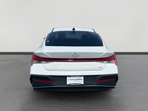 Used 2024 Hyundai Elantra Blue FWD image 4