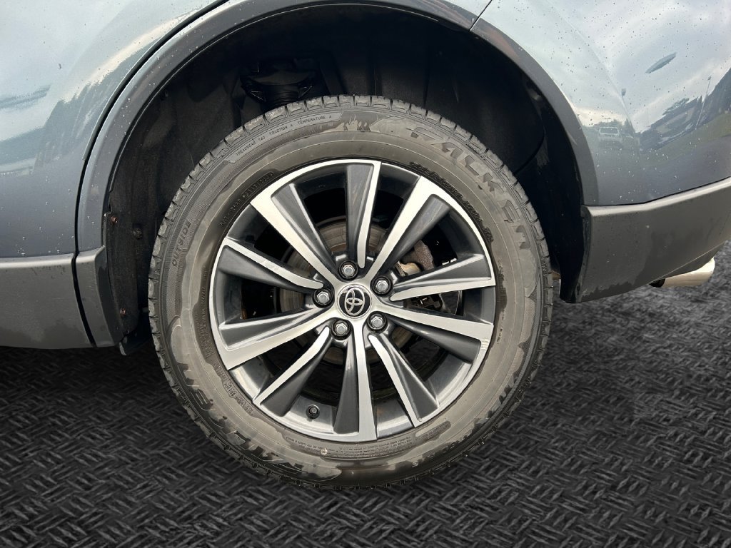 Used 2021 Toyota Venza LE AWD/4WD image 11