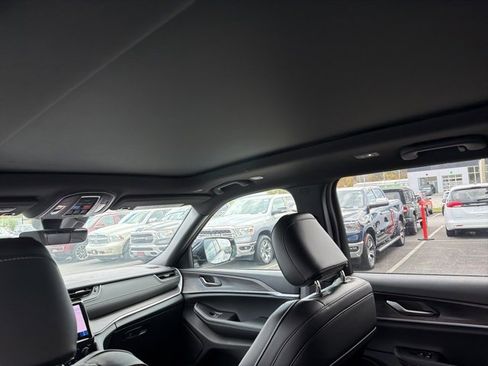 New 2025 Jeep Grand Cherokee Limited image 8