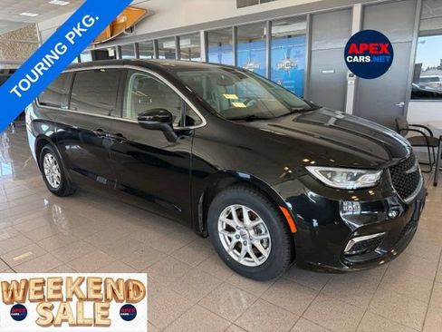 Used 2023 Chrysler Pacifica Touring-L FWD image 1