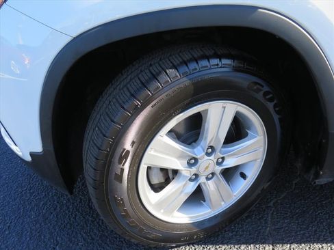 Used 2020 Chevrolet Trax LT w/ LT Convenience Package image 18