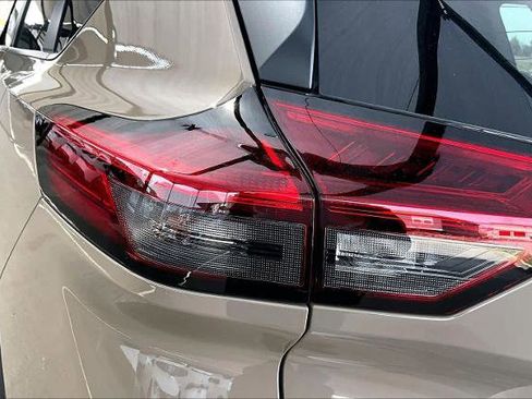 Certified 2025 Nissan Rogue SV image 28