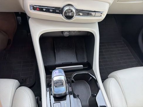 Used 2024 Volvo XC40 B5 Plus w/ Protection Package Premier image 15