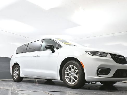 Used 2024 Chrysler Pacifica Touring-L FWD image 49