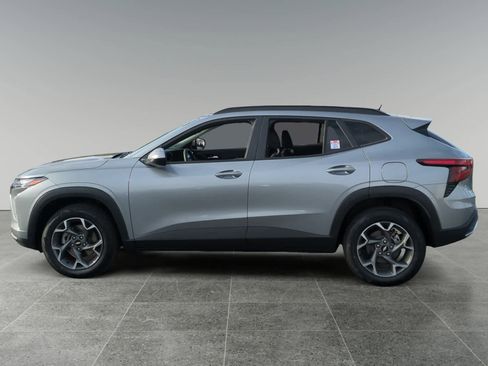 Used 2024 Chevrolet Trax LT image 2