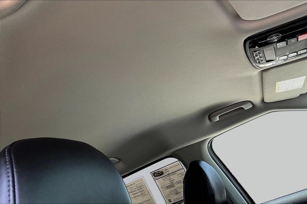 Used 2025 Kia Carnival FWD image 27