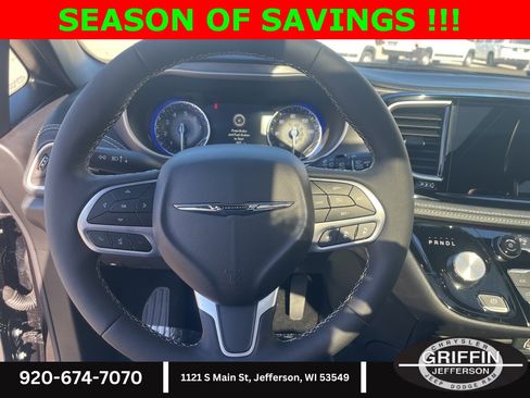 Used 2025 Chrysler Pacifica Select image 10