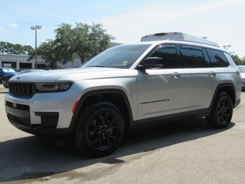 Used 2024 Jeep Grand Cherokee L Altitude RWD image 3