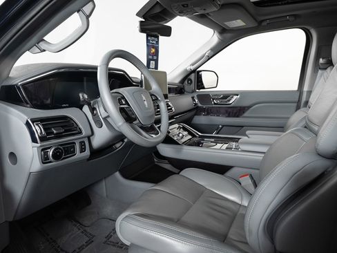 Used 2021 Lincoln Navigator Reserve w/ Cargo Convenience Package image 13