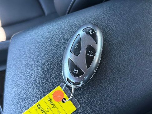 Used 2025 Hyundai Elantra Limited image 30