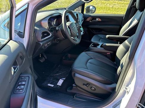 New 2026 Chrysler Pacifica Select image 13
