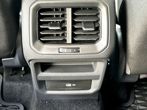 Certified 2025 Volkswagen Taos SE FWD image 27