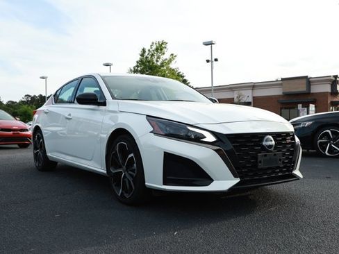 Used 2024 Nissan Altima 2.5 SR FWD image 3
