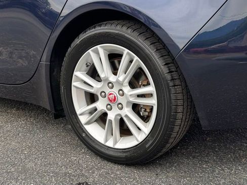 Used 2018 Jaguar XE Premium image 23