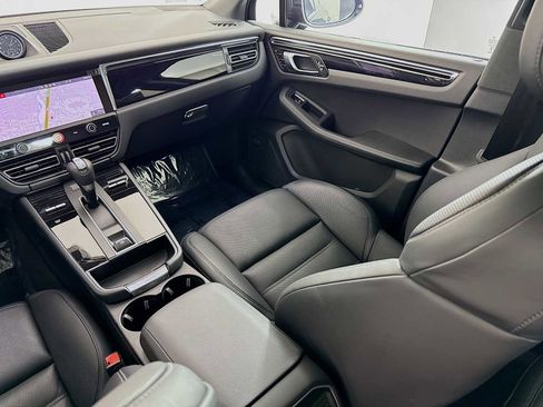 Certified 2025 Porsche Macan AWD/4WD image 24