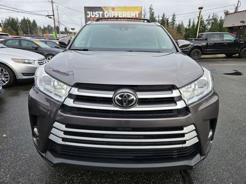 Used 2017 Toyota Highlander XLE image 2