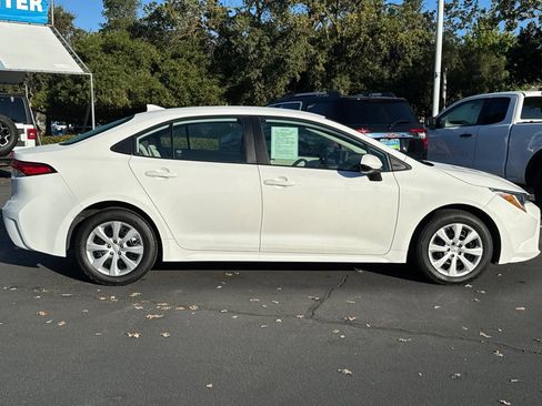 Used 2022 Toyota Corolla LE image 2