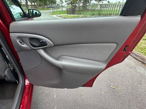 Used 2002 Ford Focus ZX5 Hatchback FWD image 17