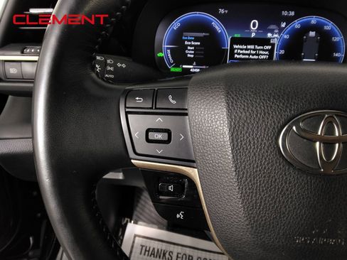 Used 2025 Toyota Crown AWD/4WD image 12
