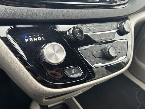 Used 2024 Chrysler Pacifica Touring-L image 15