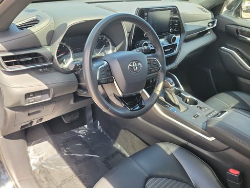 Used 2021 Toyota Highlander XSE FWD image 9