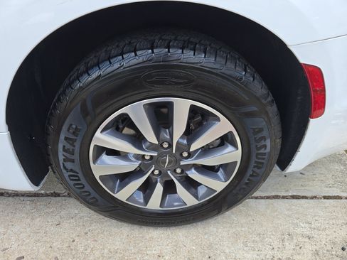 Used 2021 Chrysler Pacifica Touring-L FWD image 30