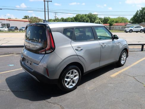 Used 2023 Kia Soul LX w/ Option Group 015 FWD image 4