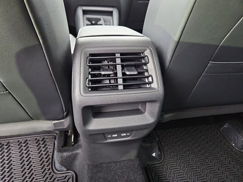 New 2026 Volkswagen Tiguan SE FWD image 10