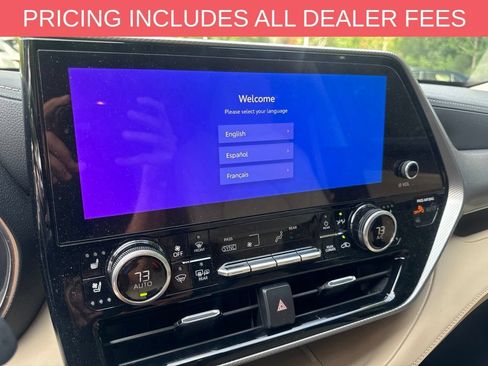 Used 2024 Toyota Highlander Platinum FWD image 4