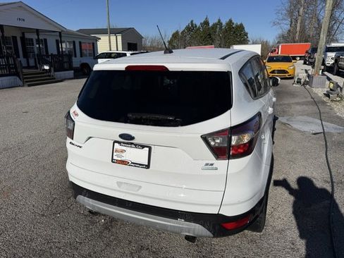 Used 2017 Ford Escape SE image 4