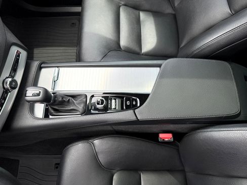 Used 2016 Volvo XC90 T5 Momentum image 12