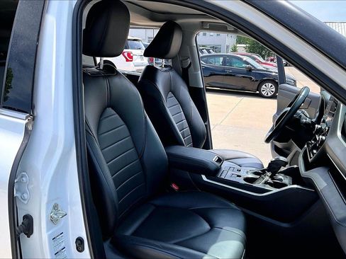 Used 2022 Toyota Highlander XLE AWD/4WD image 29