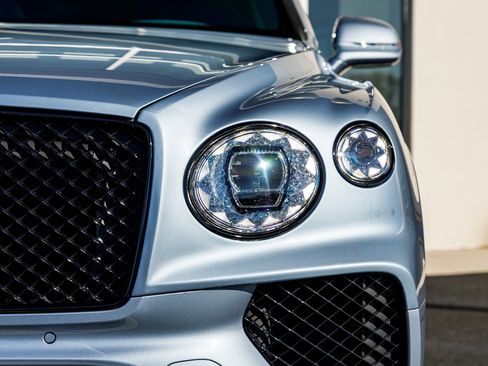 Used 2023 Bentley Bentayga image 26