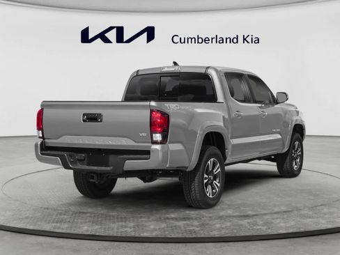 Used 2019 Toyota Tacoma TRD Sport AWD/4WD image 2